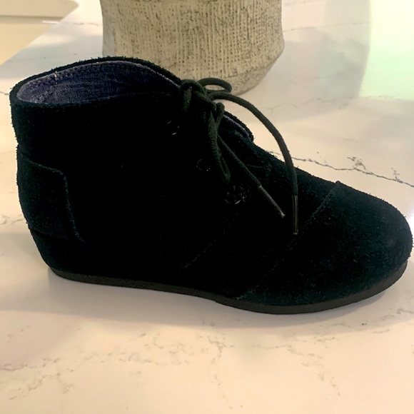 Tom’s Black Suede Girl’s bootie - size 2 - Picture 4 of 6